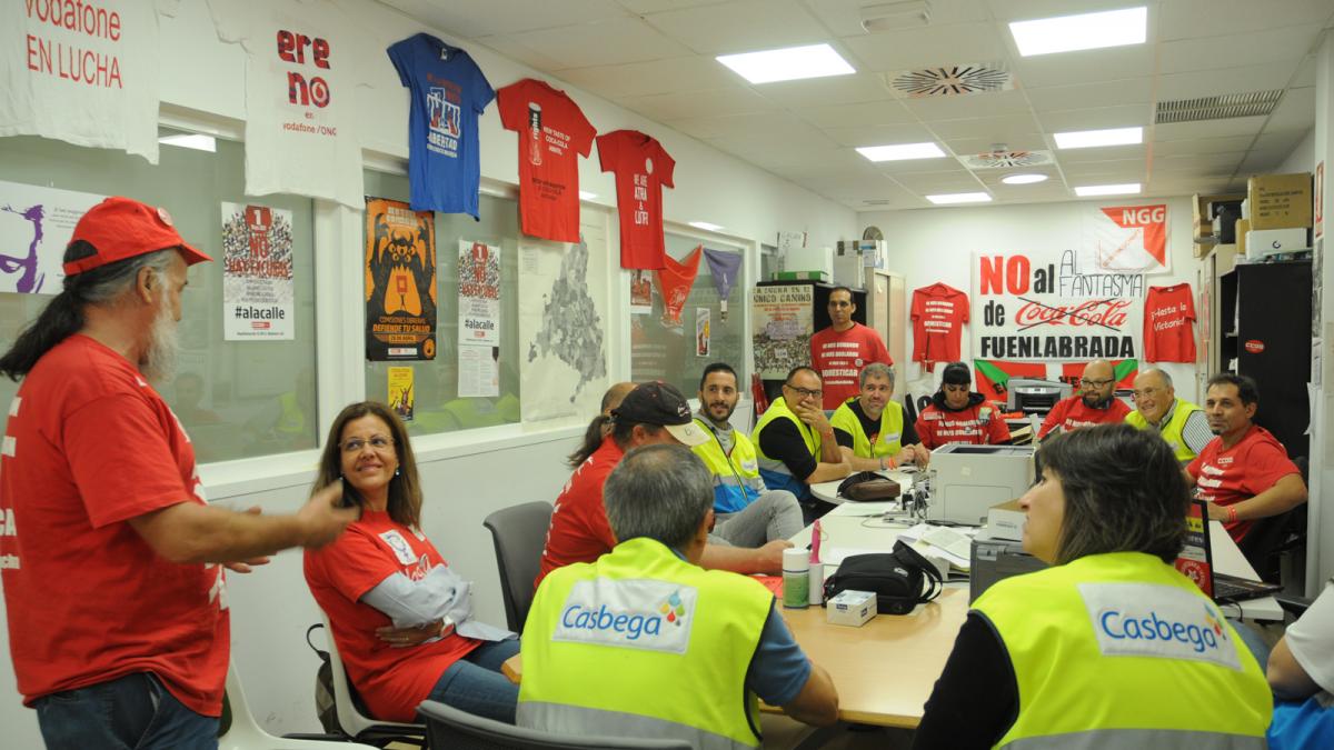 Unai Sordo, con los trabajadores de Coca-Cola de Fuenlabrada