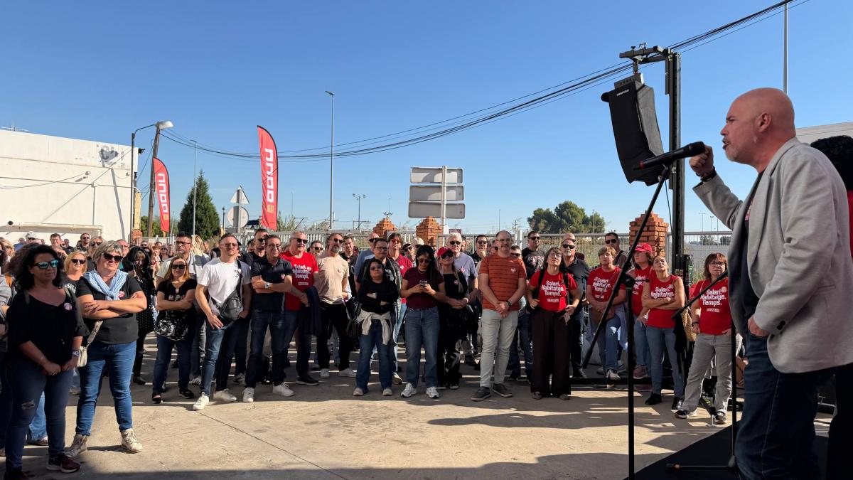 Unai Sordo se dirige a las personas trabajadoras en el polítigono industrial de Quart de Poblet, en Valenia.