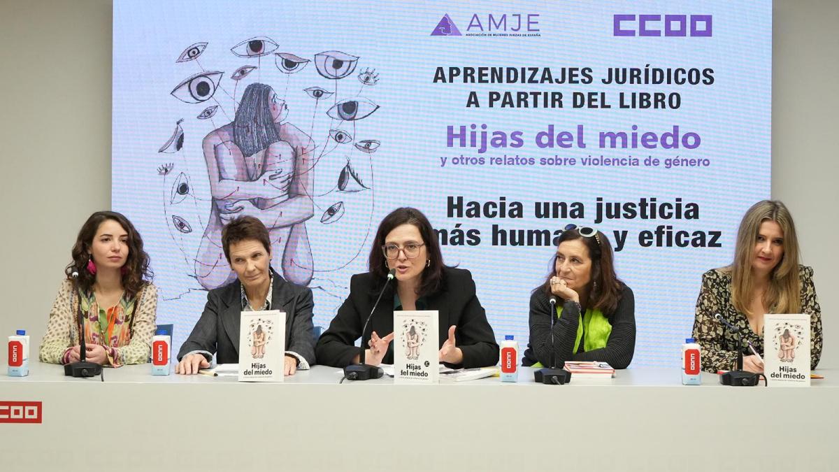 Margarita Rodrguez, Ana Fernndez, Carolina Vidal, Susana Gisbert y Mara Gaviln durante la jornada 'Aprendizajes jurdicos a partir del libro 'Hijas del miedo y otro relatos sobre violencia de gnero''. (Julin Rebollo)