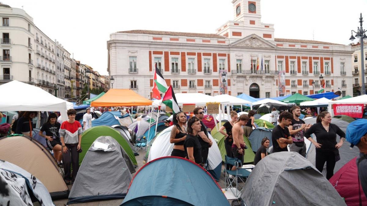 Imagen de la acampada improvisada de Sol (Madrid) en la CCOO, junto con otros colectivos sociales, se manifiesta para exigir soluciones reales al problema de la vivienda en España.