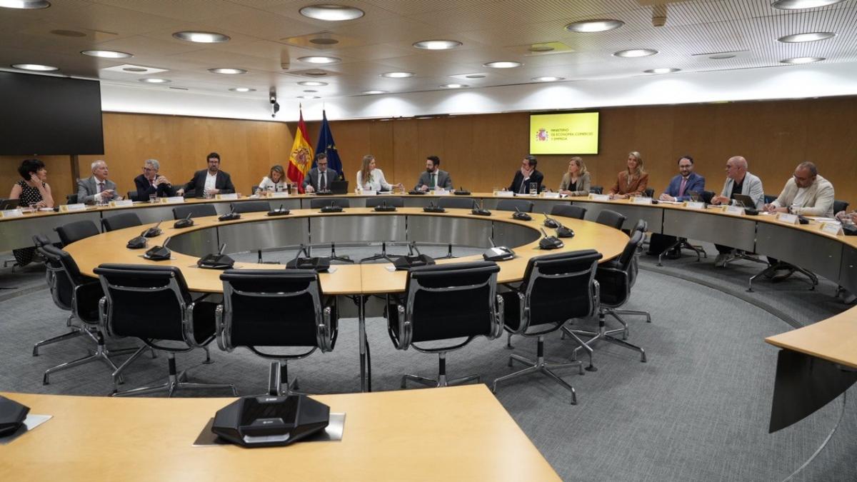 Reunión de los agentes sociales y el Gobierno para evaluar las medidas contra los efectos económicos provocados por el conflicto bélico en Oriente Medio
