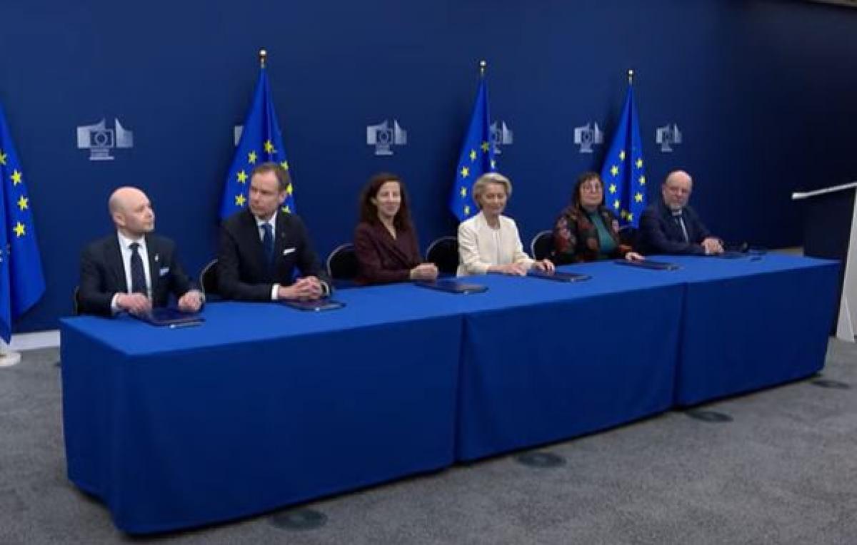 Mesa con los y las firmantes del Pacto para el Dilogo Social europeo.