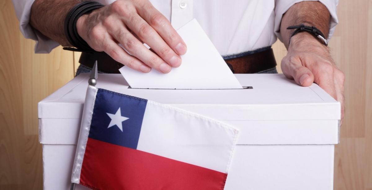 Las elecciones presidenciales y parlamentarias celebradas este domingo 16 de noviembre en Chile han dejado un panorama que pone en el centro del debate el futuro de la democracia chilena.