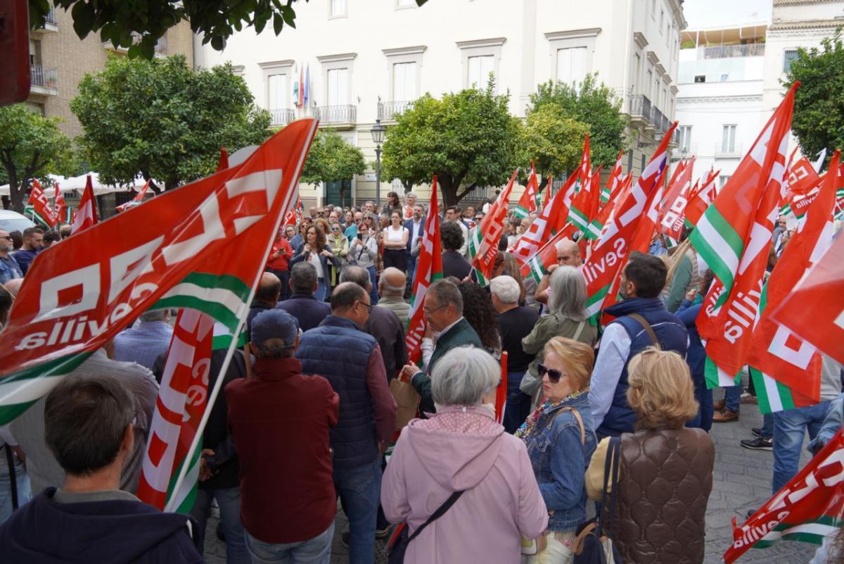 Nuria Lpez se dirige a las personas asistentes a la concentracin por la dependencia en Sevilla