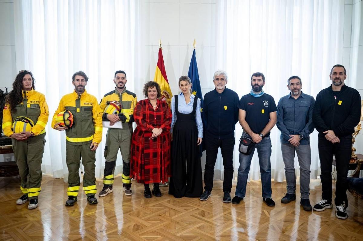 La ministra y vicepresidenta segunda del Gobierno de España, Yolanda Díaz, junto a los representantes del sector en CCOO y UGT.