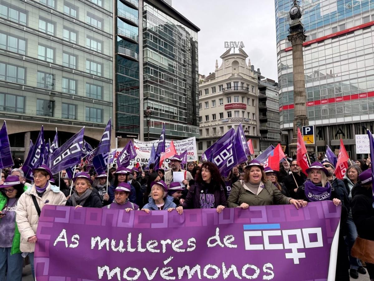 Miles de personas en La Coruña respondieron a la llamada CCOO de Galicia para recordar que nuestro poder nace de la organización, la unión, el trabajo cotidiano desde el feminismo sindical y la lucha colectiva.