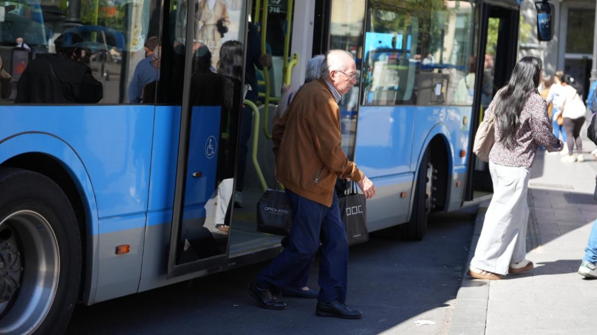 Persona mayor bajando de un autobús